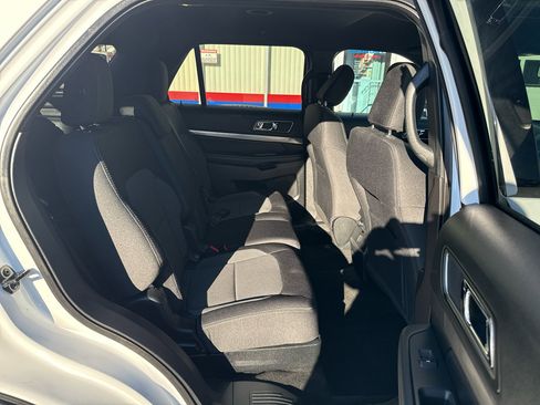Used 2018 Ford Explorer XLT image 25