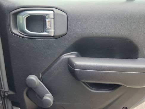 Used 2021 Jeep Gladiator Sport image 14