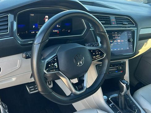 Used 2022 Volkswagen Tiguan SE R-Line image 10