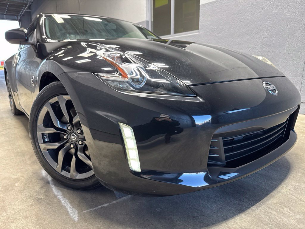 Used 2018 Nissan 370Z Coupe RWD image 2