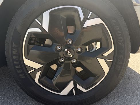 Used 2023 Kia Niro Wave w/ Wave Preserve Package FWD image 13