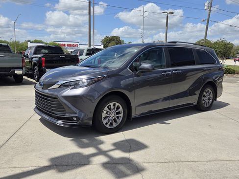 Certified 2025 Toyota Sienna XLE w/ XLE Plus Package image 3