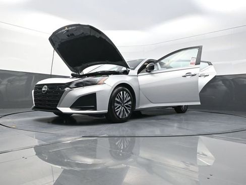 Used 2024 Nissan Altima 2.5 SV FWD image 31