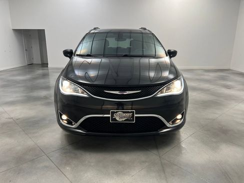 Used 2020 Chrysler Pacifica Touring-L image 2
