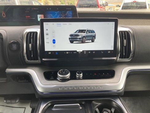 Certified 2025 Ford Expedition Max Platinum w/ Driver's Package AWD/4WD image 16