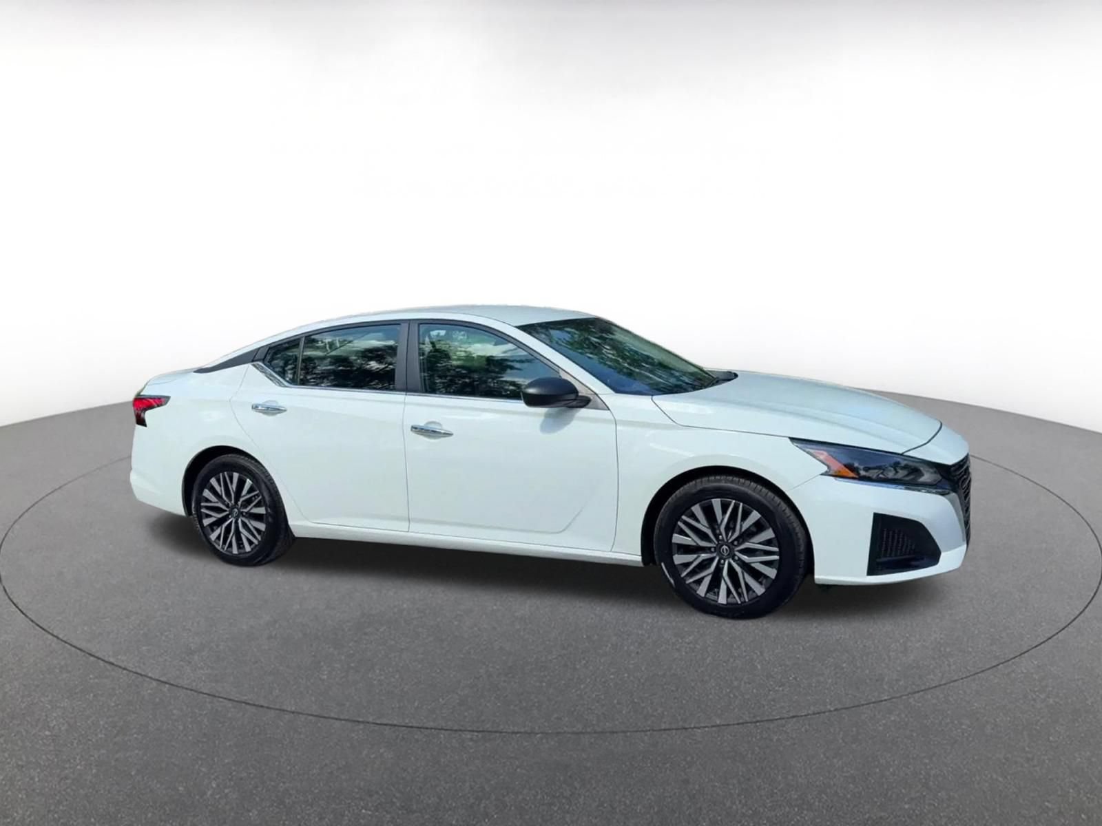 Used 2025 Nissan Altima 2.5 SV FWD image 2