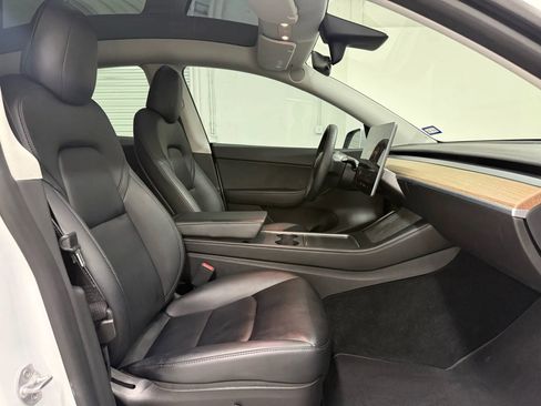 Used 2022 Tesla Model Y Long Range image 10