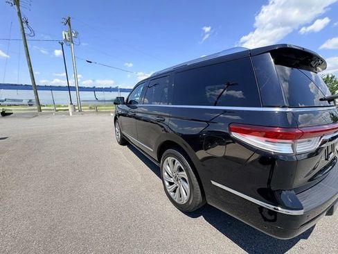 Used 2024 Lincoln Navigator Reserve AWD/4WD image 3