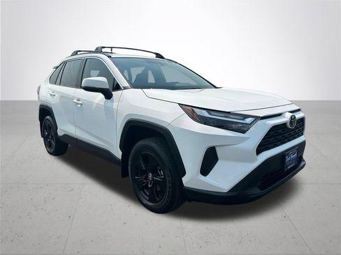 Used 2022 Toyota RAV4 XLE w/ XLE Grade Weather Package AWD/4WD image 5