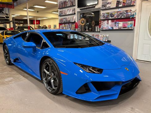 Used 2020 Lamborghini Huracan EVO image 3