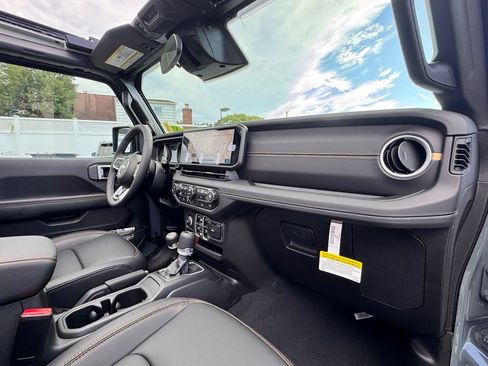 New 2026 Jeep Wrangler Unlimited Sahara AWD/4WD image 17
