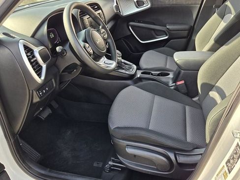 Used 2025 Kia Soul LX image 9