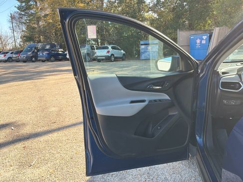 Used 2022 Chevrolet Equinox LT w/ Driver Convenience Package image 6