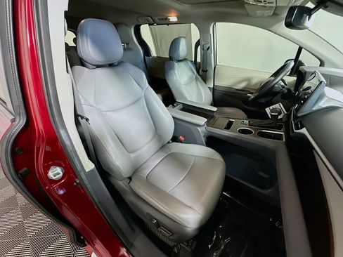 Used 2024 Toyota Sienna XLE FWD image 28
