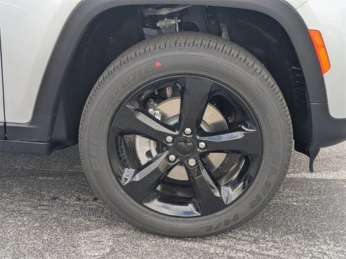 New 2025 Jeep Grand Cherokee Altitude image 11