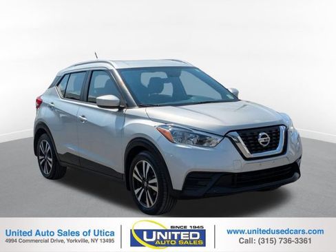 Used 2018 Nissan Kicks SV FWD image 1