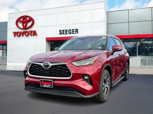 Used 2024 Toyota Highlander XLE image 6