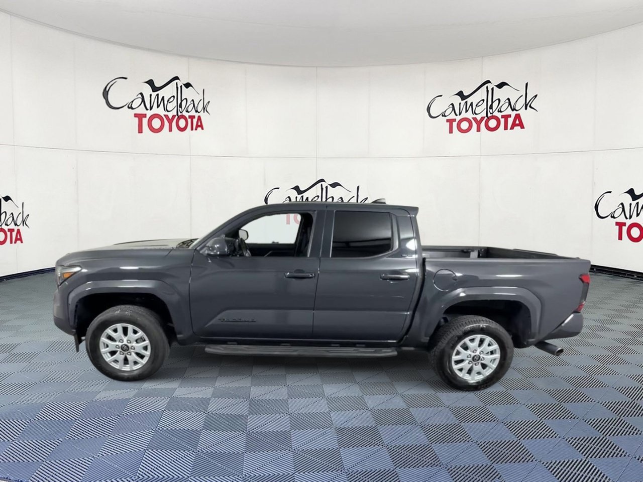 Used 2025 Toyota Tacoma SR5 AWD/4WD image 8