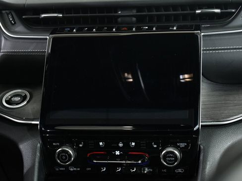 Used 2022 Jeep Grand Cherokee Overland AWD/4WD image 9