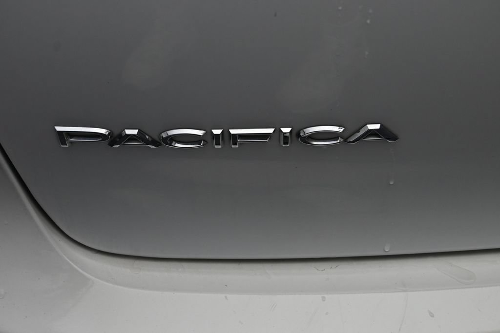 Used 2023 Chrysler Pacifica Limited FWD image 17