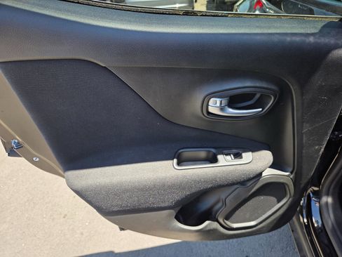 Used 2019 Jeep Renegade Sport w/ Sport Appearance Group AWD/4WD image 8