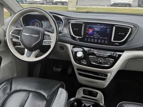 Used 2019 Chrysler Pacifica Limited image 27