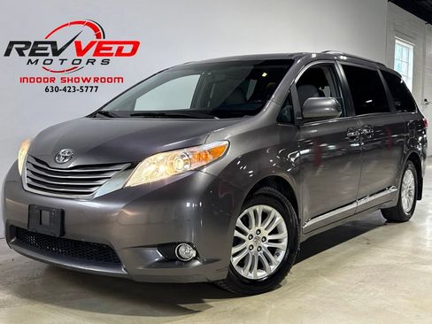 Used 2017 Toyota Sienna XLE w/ XLE Navigation Package FWD image 1