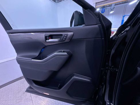 Used 2021 Toyota Highlander Platinum image 32