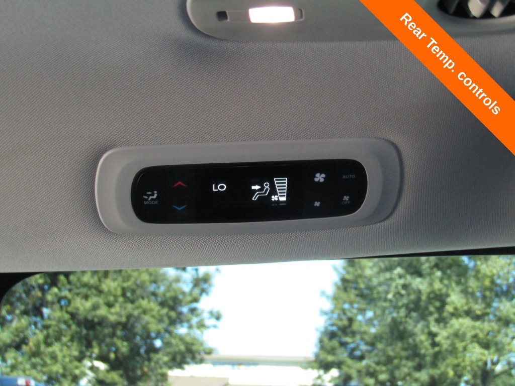 Used 2023 Chrysler Pacifica Touring-L FWD image 17