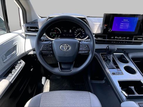 Used 2025 Toyota Sienna LE FWD image 5