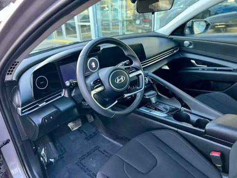 Used 2025 Hyundai Elantra SEL image 12