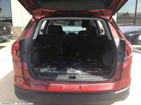 Used 2024 GMC Terrain SLE w/ Driver Convenience Package FWD image 10