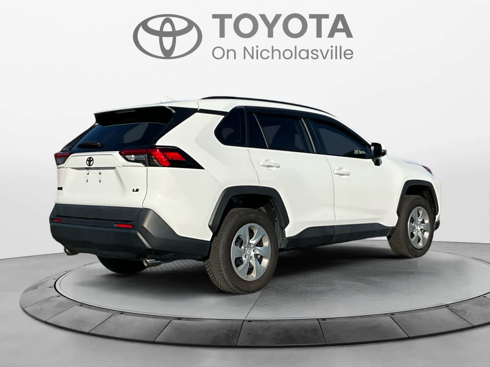 Used 2021 Toyota RAV4 LE FWD image 5