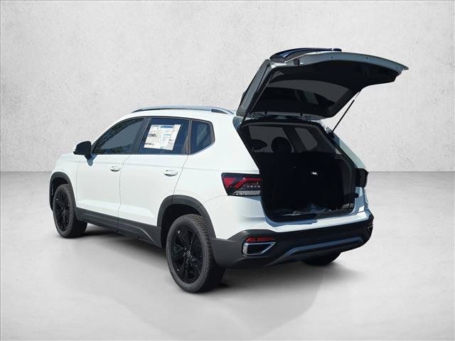 New 2026 Volkswagen Taos SE FWD image 3