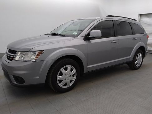 Used 2019 Dodge Journey SE w/ Connectivity Group FWD image 2