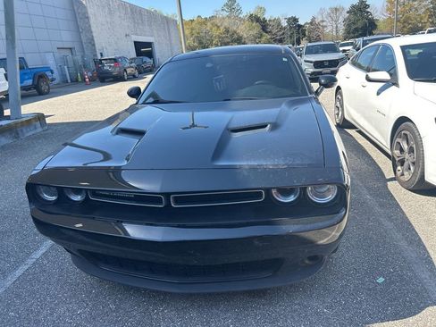 Used 2017 Dodge Challenger SXT image 3