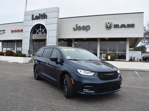 Used 2025 Chrysler Pacifica Limited image 1