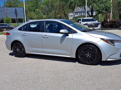 Used 2021 Toyota Corolla LE FWD image 2