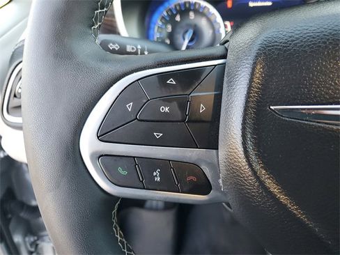 Used 2024 Chrysler Pacifica Limited w/ Uconnect Theater Family Group image 12