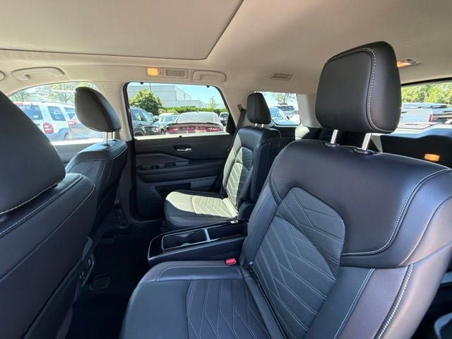 Used 2024 Nissan Pathfinder Platinum w/ Lighting Package (N93) AWD/4WD image 28