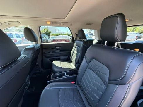 Used 2024 Nissan Pathfinder Platinum w/ Lighting Package (N93) AWD/4WD image 28