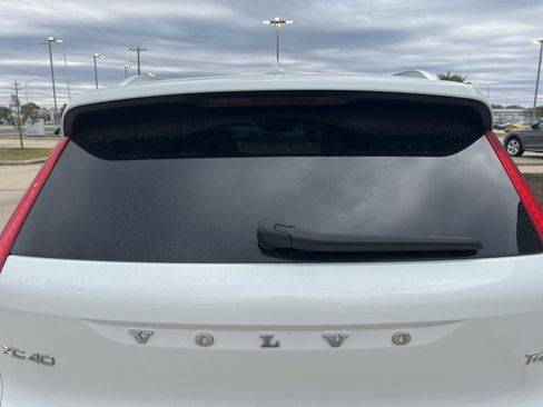 Used 2020 Volvo XC40 T4 Momentum image 5
