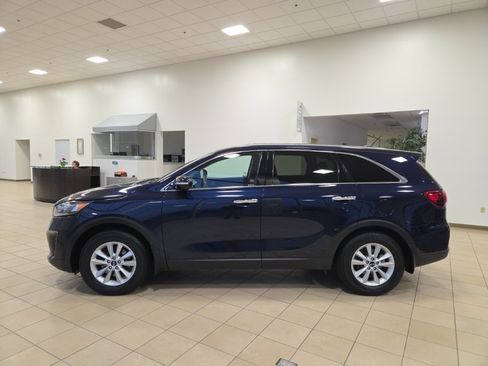 Used 2020 Kia Sorento LX image 2
