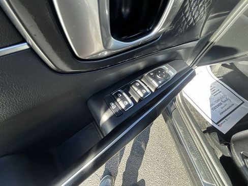 Used 2025 Kia Sorento S image 19