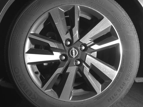 Used 2025 Nissan Versa SV image 12