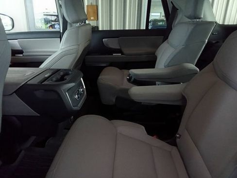 Used 2025 Ford Expedition Active RWD image 18