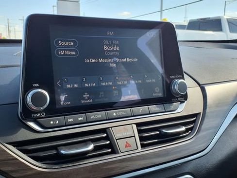 Used 2025 Nissan Altima 2.5 SV FWD image 23
