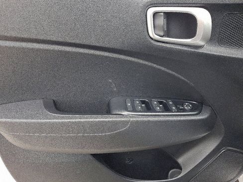 Certified 2022 Hyundai Venue SEL image 10