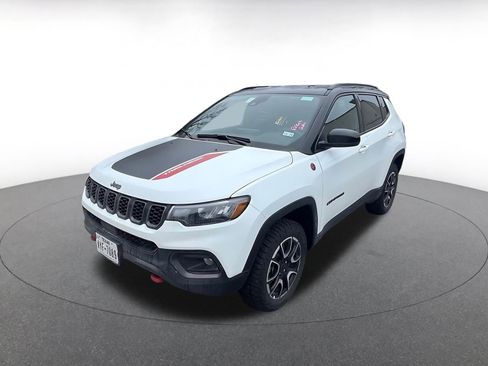 Used 2025 Jeep Compass Trailhawk image 6