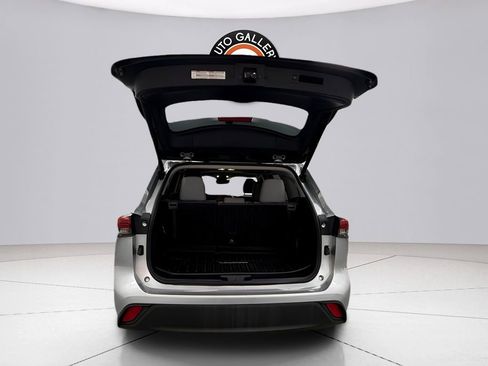 Used 2022 Toyota Highlander XLE FWD image 28